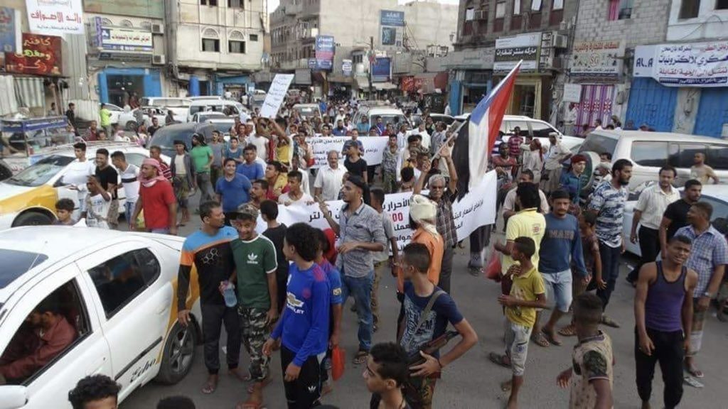 "صور من عدن".. احتجاجات تطالب بإسقاط حكومة الشرعية "صور من عدن".. احتجاجات تطالب بإسقاط حكومة الشرعية