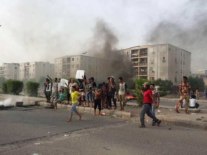 "صور من عدن".. احتجاجات تطالب بإسقاط حكومة الشرعية "صور من عدن".. احتجاجات تطالب بإسقاط حكومة الشرعية