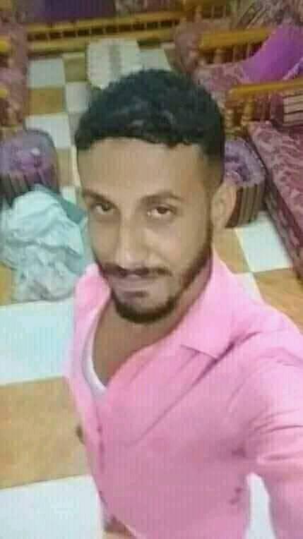 شاهد| مسلحون يحرقون شخص داخل سيارته بعدن 1 شاهد| مسلحون يحرقون شخص داخل سيارته بعدن الخبر اليمني