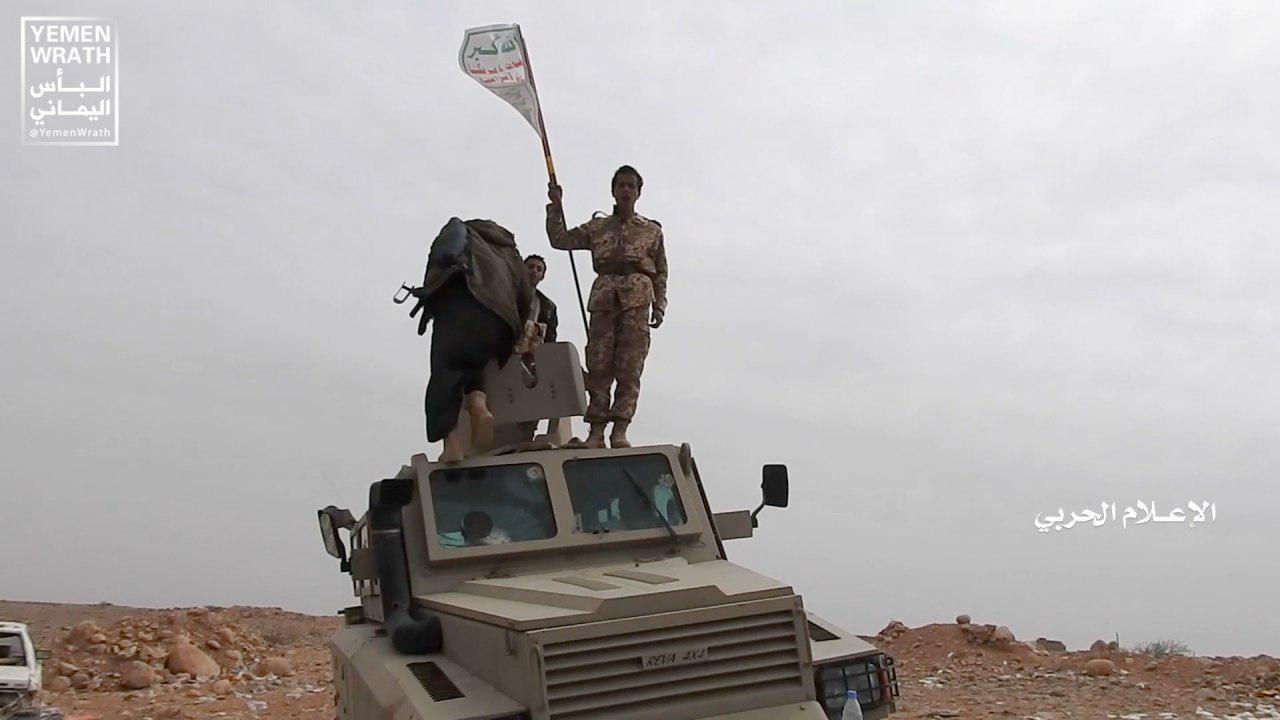 تكفيهم لسنوات.. صور أسلحة سلمها الإصلاح لقوات صنعاء بينها مدرعات ومدفع جهنم