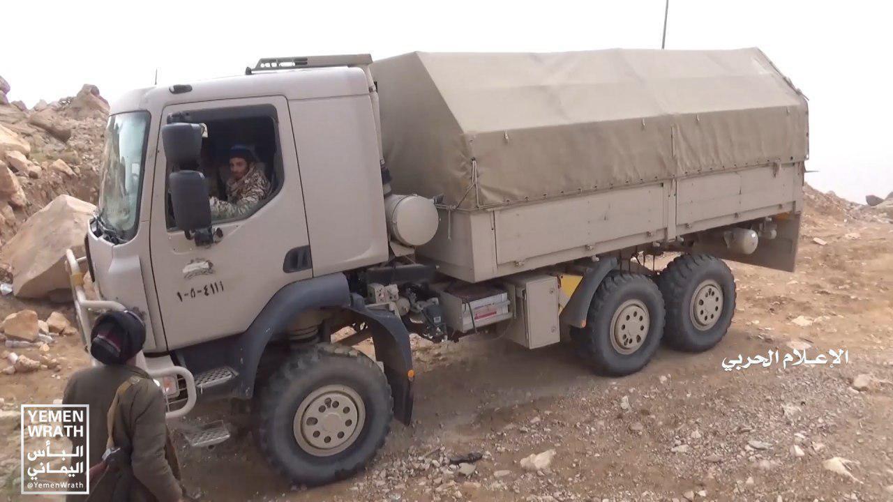 تكفيهم لسنوات.. صور أسلحة سلمها الإصلاح لقوات صنعاء بينها مدرعات ومدفع جهنم