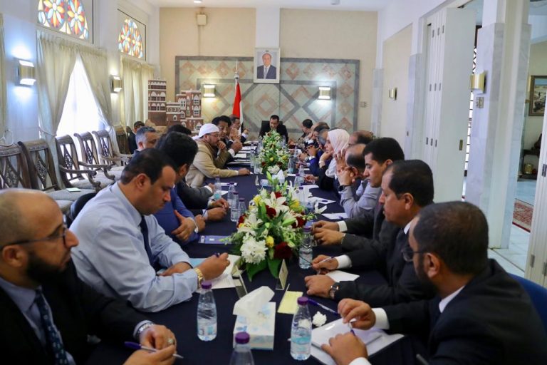 12 وزير في الشرعية يحذرون من تصدع الحكومة ويطالبون هادي بوقف إجراءات رئيس الوزراء