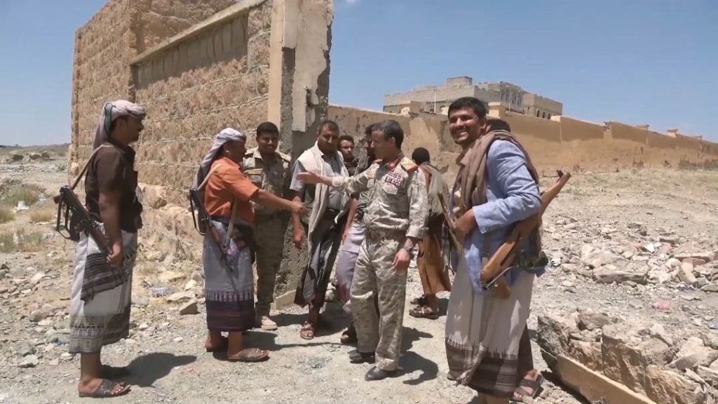 من تخوم أبين وشبوة.. وزير دفاع صنعاء يطمئن أبناء المحافظات الجنوبية (صور) أبين