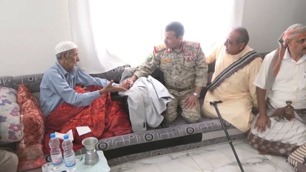 من تخوم أبين وشبوة.. وزير دفاع صنعاء يطمئن أبناء المحافظات الجنوبية (صور) أبين