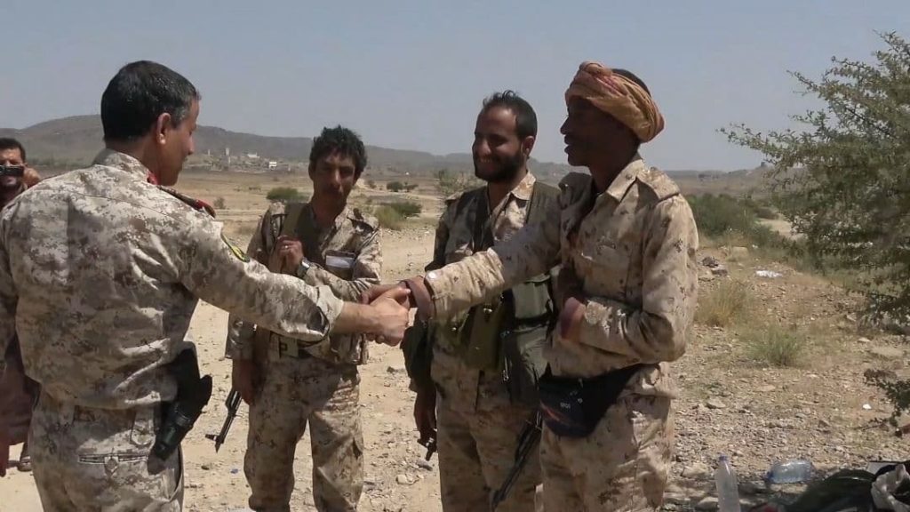 من تخوم أبين وشبوة.. وزير دفاع صنعاء يطمئن أبناء المحافظات الجنوبية (صور) أبين