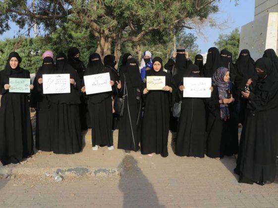 عدن-وقفة احتجاجية نسائية تنديدا بانهيار الوضع المعيشي