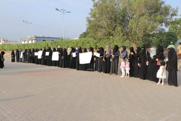 عدن-وقفة احتجاجية نسائية تنديدا بانهيار الوضع المعيشي