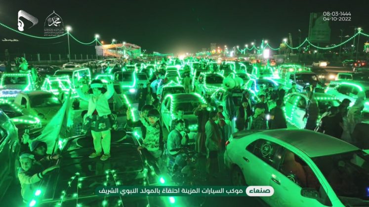 موكب ضخم لسيارات مضيئة بالأخضر يجوب شوارع صنعاء-صور
