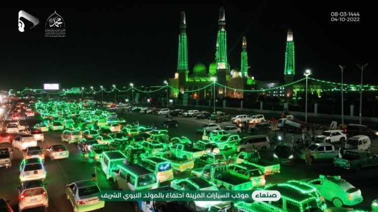 موكب ضخم لسيارات مضيئة بالأخضر يجوب شوارع صنعاء-صور