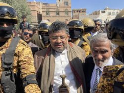 صنعاء تُشيّع "المقالح" وسط حضور شعبي حاشد - صور اخبار اليمن