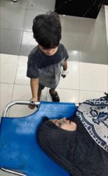 صورة مؤلمة لطفل فلسطيني يودع والدته بعد استشهادها جراء قصف إسرائيلي على منزلهما جرائم الاحتلال الإسرائيلي