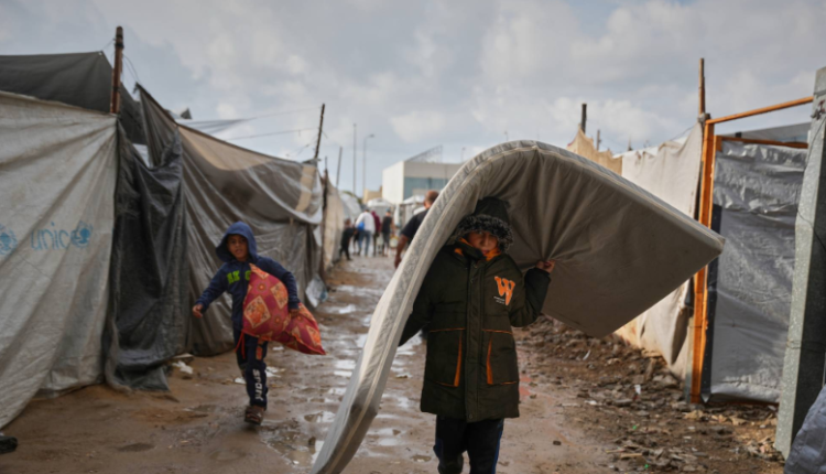 Heavy rains flooded tents of displaced Palestinians in southern Gaza ...