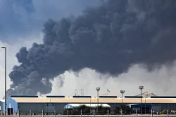 دخان متصاعد من ميناء أبو علي في دبي، بعد استهدافه بمسيرة إيرانية.