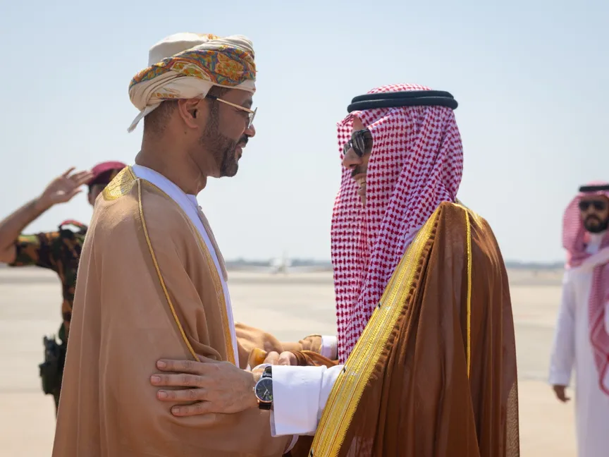 وزير الخارجية السعودي يصل مسقط مع ترقب انفجار اليمن