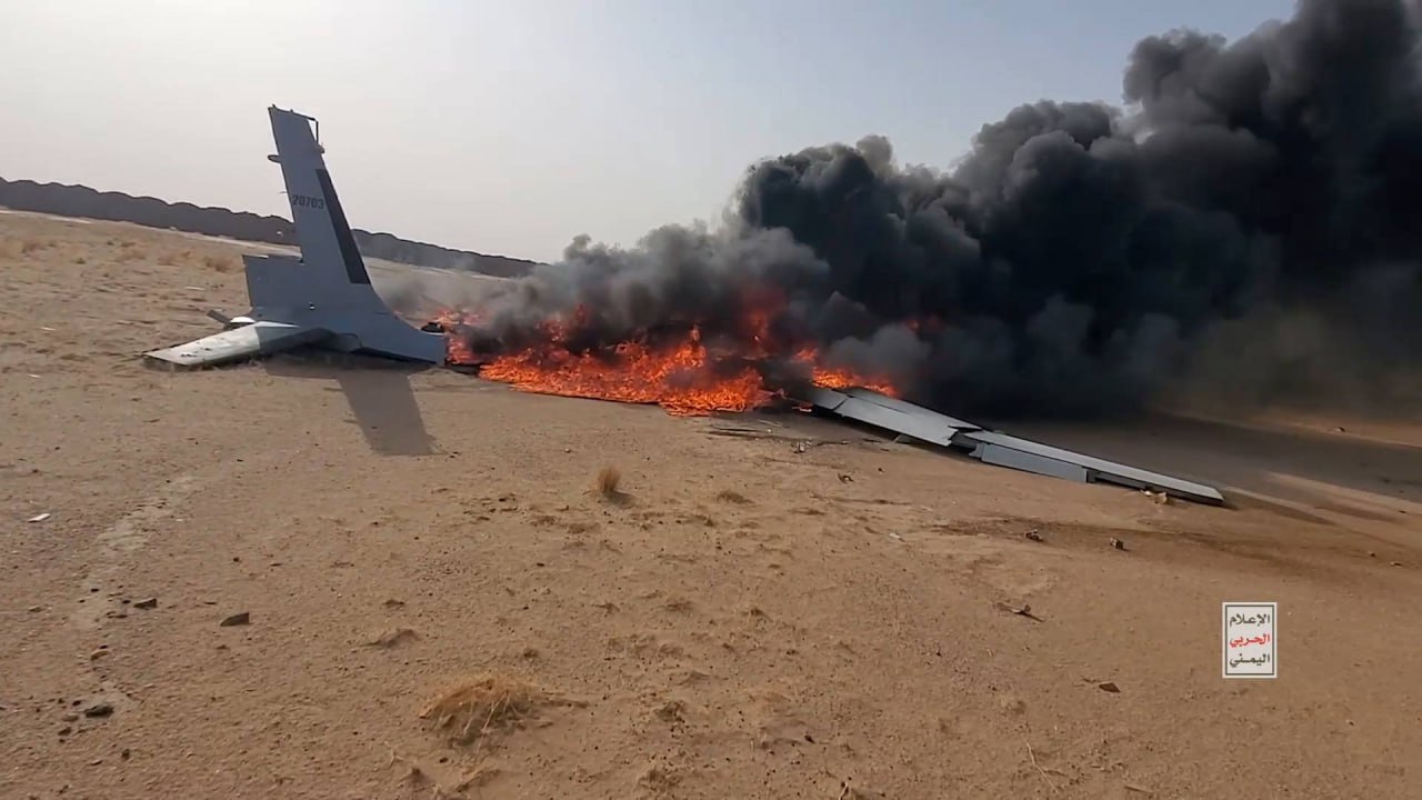 إعلام صنعاء الحربي يبث مشاهد إسقاط وحطام "بيرقدار" السعودية (فيديو - صور) 4 إعلام صنعاء الحربي يبث مشاهد إسقاط وحطام "بيرقدار" السعودية (فيديو - صور) إسقاط بيرقدار أكنجي