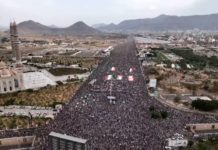ملايين اليمنيين في “جمعة التحذير والنفير” يمنحون الحوثي تفويضاً مطلقاً لكسر الحصار ويطالبون الجيش بمعادلة “المطار بالمطار والحصار بالحصار”