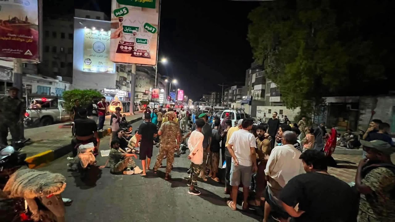 “ثورة الفرشان”.. تتجدد في عدن التظاهرات المطالبة بالكهرباء والمياه وصرف الرواتب