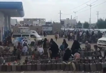غضب شعبي في مأرب بسبب أزمة الغاز الخانقة وانتشار الأسواق السوداء (فيديو)