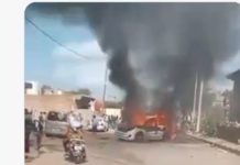 مقطع فيديو جديد لإحراق سيارة وزير دفاع عدن وأسر مرافقيه
