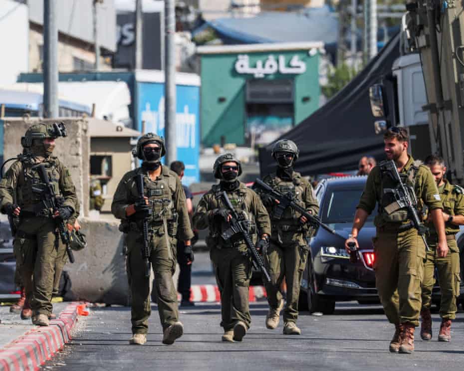 The Guardian: Israeli occupation escalates punitive measures in Hebron, paving the way for the displacement of its residents