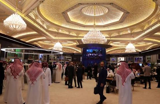 يعيشون الخطر ويُنكرونه: تأجيل “دافوس الصحراء” يفضح هشاشة الواجهات الاستعراضية